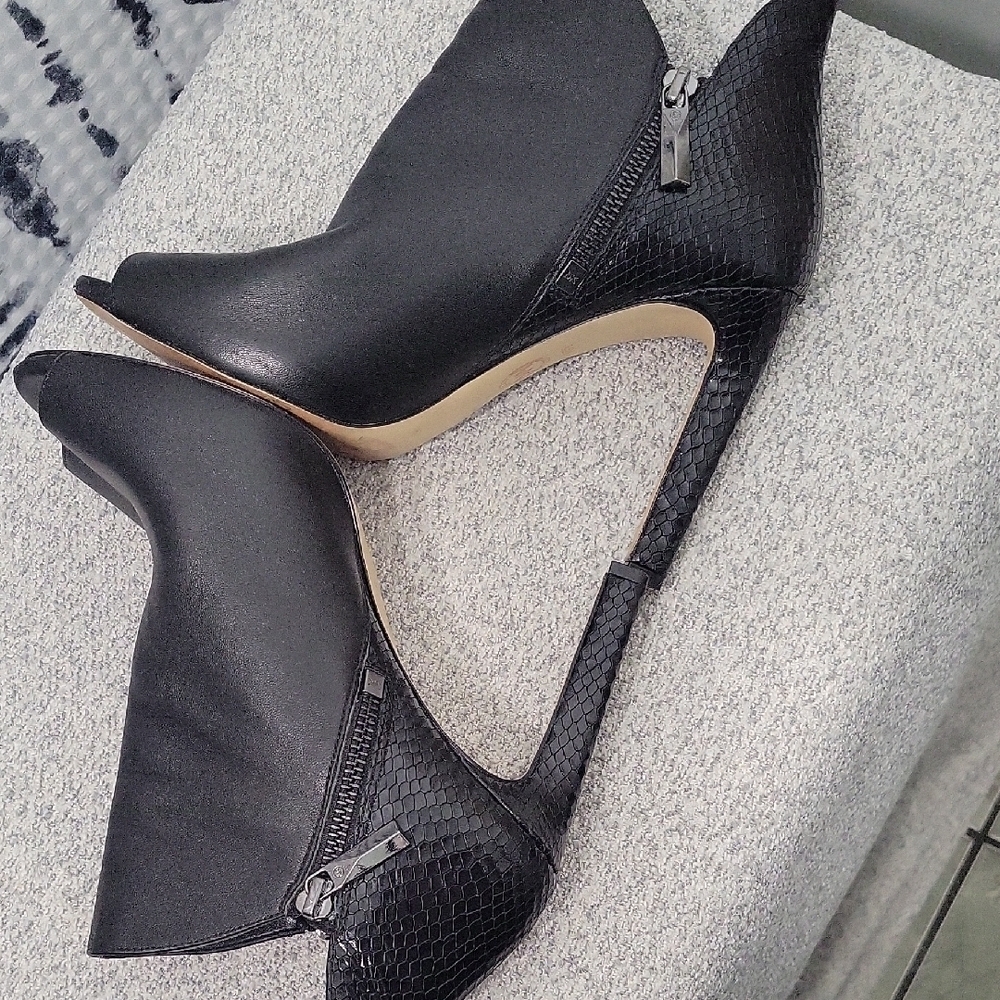 Michael Kors Elegant Black Peep-Toe Ankle Boots Size 8.5 - Picture 4 of 13
